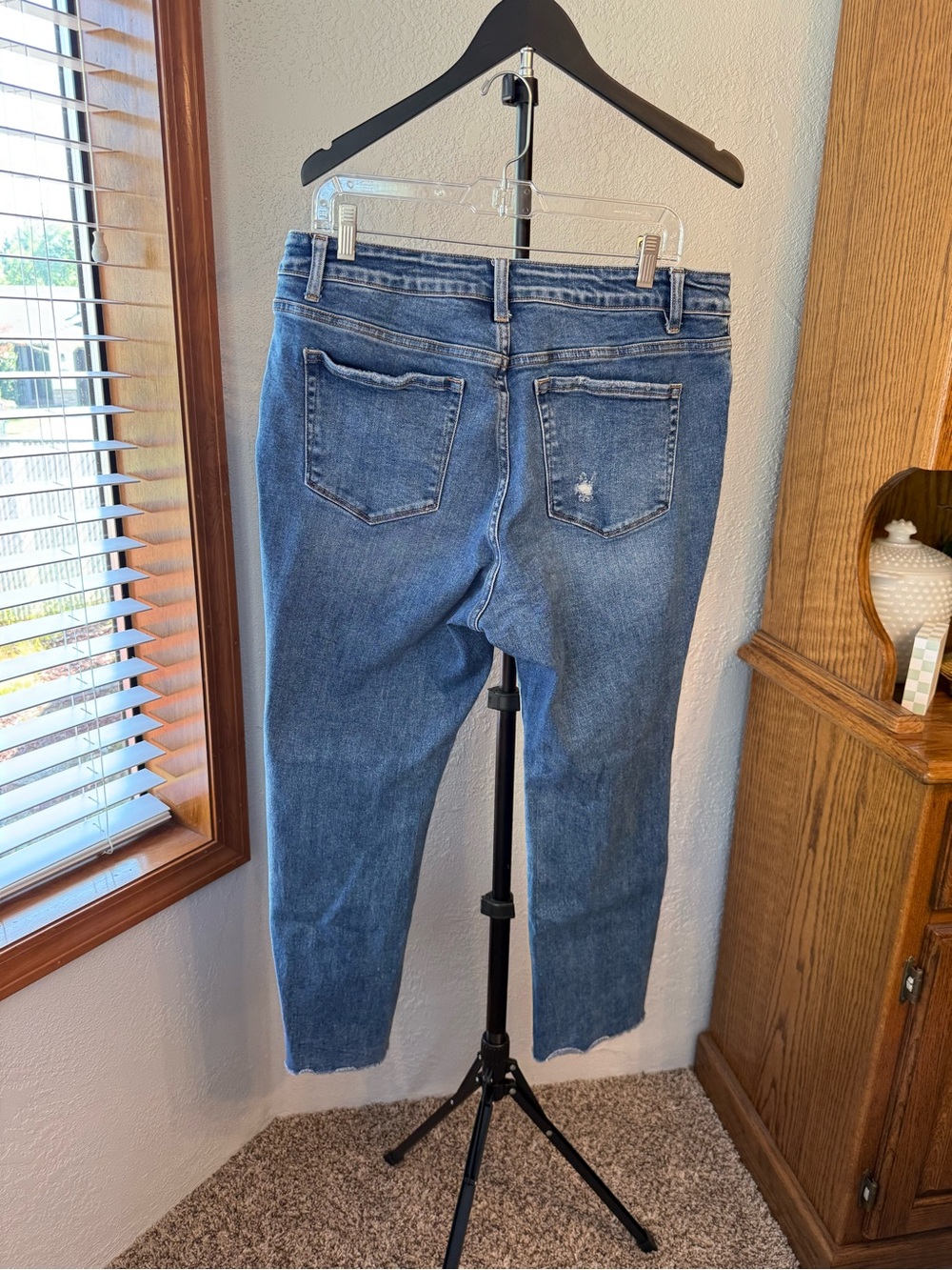 Vervet Women's Cropped stretchy Straight-Leg raw hem denim jeans. Size 16 - Picture 2 of 7